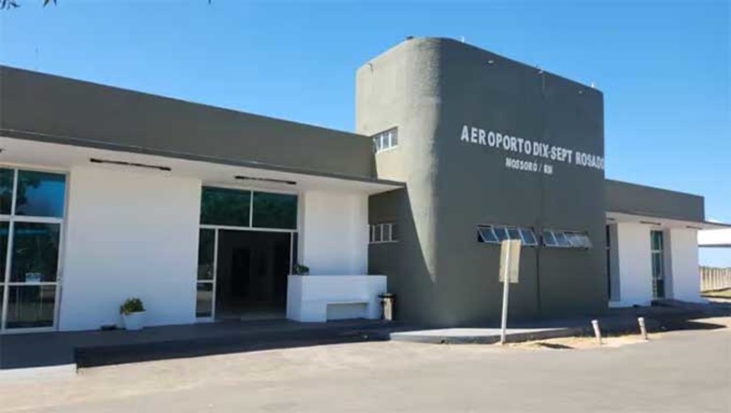 Imagem 1 - Entre as ações que estão sendo executadas no Aeroporto, estão as obras de ampliação para receber Aeronaves com 189 passageiros, obras de adequação do Terminal de Passageiros, que teve a sala de check-in ampliada e a separação de ambientes para os passageiros que aguardam no saguão e para os passageiros que aguardam a inspeção, na sala de embarque. As melhorias na infraestrutura do Aeroporto também servirão para a execução do curso o “Pilotos do Semiárido”, numa parceria com a Ufersa e a Agência Nacional de Aviação (ANAC). O programa tem como objetivo a formação completa de piloto comercial de avião. Imagem 1 - Entre as ações que estão sendo executadas no Aeroporto, estão as obras de ampliação para receber Aeronaves com 189 passageiros, obras de adequação do Terminal de Passageiros, que teve a sala de check-in ampliada e a separação de ambientes para os passageiros que aguardam no saguão e para os passageiros que aguardam a inspeção, na sala de embarque. As melhorias na infraestrutura do Aeroporto também servirão para a execução do curso o “Pilotos do Semiárido”, numa parceria com a Ufersa e a Agência Nacional de Aviação (ANAC). O programa tem como objetivo a formação completa de piloto comercial de avião.