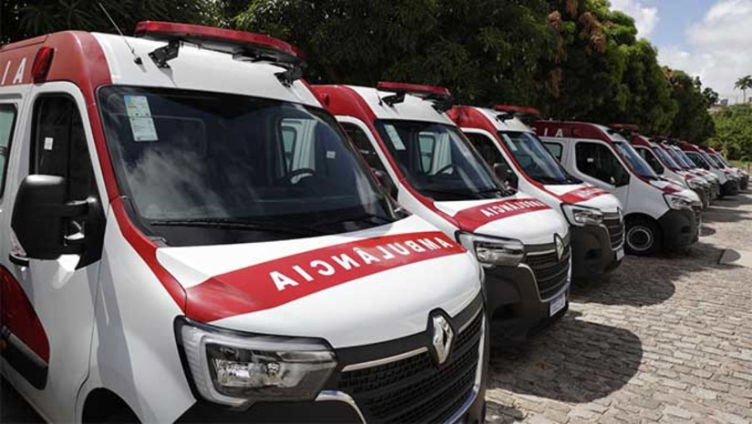 Imagem 1 - São ambulâncias de tipo B, para suporte intermediário, equipadas com ar-condicionado, cadeira de rodas, cabine sanitária, rede de oxigênio e radiocomunicadores. Na Região Oeste e Alto Oeste: foram contemplado o Hospital Rafael Fernandes e Tarcísio Maia, em Mossoró; Hospital Nelson Inácio dos Santos (Assu), Hospital Cleodon Carlos de Andrade (Pau dos Ferros) e Hospital Dr. Aguinaldo Pereira (Caraúbas), Hélio Morais Marinho (Apodi). As aquisições representam um investimento de R$ 5,9 milhões, dentro do programa Governo Cidadão, no reforço da saúde pública em todo o território potiguar. Imagem 1 - São ambulâncias de tipo B, para suporte intermediário, equipadas com ar-condicionado, cadeira de rodas, cabine sanitária, rede de oxigênio e radiocomunicadores. Na Região Oeste e Alto Oeste: foram contemplado o Hospital Rafael Fernandes e Tarcísio Maia, em Mossoró; Hospital Nelson Inácio dos Santos (Assu), Hospital Cleodon Carlos de Andrade (Pau dos Ferros) e Hospital Dr. Aguinaldo Pereira (Caraúbas), Hélio Morais Marinho (Apodi). As aquisições representam um investimento de R$ 5,9 milhões, dentro do programa Governo Cidadão, no reforço da saúde pública em todo o território potiguar.