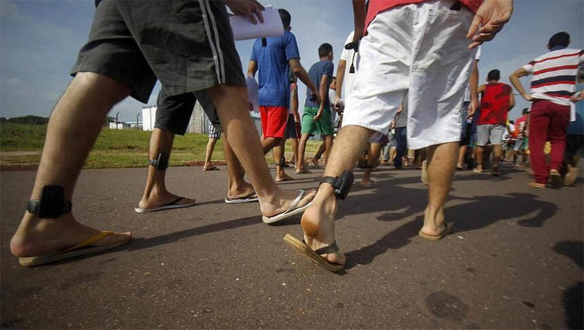 Imagem 1 - Fim dos 'saidões' dos presos do semiaberto é pauta no Senado. As notícias de evasão e de crimes no período retomaram a discussão sobre a permanência desse mecanismo de ressocialização. Após o Natal de 2023, o governo de São Paulo informou que 398 dos beneficiados foram recapturados por novos delitos. Também em dezembro, um criminoso que usufruía do saidão confessou às autoridades que matou a cozinheira Renata Teles em um hotel em Campinas (SP). Em agosto de 2022 a Câmara aprovou um PL visando acabar com o “saidão”, texto que agora tramita na Comissão de Segurança Pública do Senado. Imagem 1 - Fim dos 'saidões' dos presos do semiaberto é pauta no Senado. As notícias de evasão e de crimes no período retomaram a discussão sobre a permanência desse mecanismo de ressocialização. Após o Natal de 2023, o governo de São Paulo informou que 398 dos beneficiados foram recapturados por novos delitos. Também em dezembro, um criminoso que usufruía do saidão confessou às autoridades que matou a cozinheira Renata Teles em um hotel em Campinas (SP). Em agosto de 2022 a Câmara aprovou um PL visando acabar com o “saidão”, texto que agora tramita na Comissão de Segurança Pública do Senado.