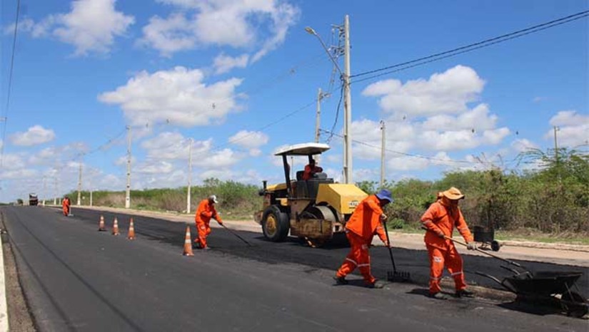 Imagem 1 - A principal via do bairro tem aproximadamente 2 quilômetros de extensão e área de 26 mil metros quadrados. A obra está orçada em R$ 3,4 milhões. A ação é realizada pela Secretaria Municipal de Infraestrutura, por meio do programa “Mossoró Realiza” iniciada no último dia 11 de dezembro. O trecho que está sendo recapeado é no início da BR-304 até a rua Lincoln. O recapeamento consiste na aplicação de uma nova camada de asfalto, restaurando o pavimento e eliminando irregularidades e buracos. A medida beneficia os moradores da região, garantindo acessibilidade. Imagem 1 - A principal via do bairro tem aproximadamente 2 quilômetros de extensão e área de 26 mil metros quadrados. A obra está orçada em R$ 3,4 milhões. A ação é realizada pela Secretaria Municipal de Infraestrutura, por meio do programa “Mossoró Realiza” iniciada no último dia 11 de dezembro. O trecho que está sendo recapeado é no início da BR-304 até a rua Lincoln. O recapeamento consiste na aplicação de uma nova camada de asfalto, restaurando o pavimento e eliminando irregularidades e buracos. A medida beneficia os moradores da região, garantindo acessibilidade.