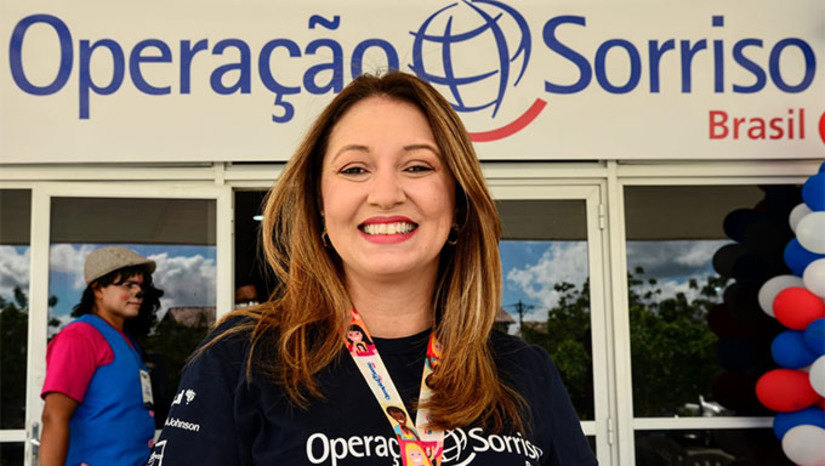 Imagem 1 - “Mossoró abriu os braços para a 'Operação Sorriso', abraçou essa causa e estamos na sétima edição. Um momento muito importante para aquelas famílias que têm um filho, que têm uma filha, que têm algum parente com alguma deformidade facial, lábio leporino, fenda palatina. Então isso é uma cirurgia com uma especialidade muito grande. Nós temos profissionais através da 'Operação Sorriso' para realizar essa cirurgia. Então a nossa expectativa é que neste ano sejam realizadas 60 cirurgias. Esse número pode aumentar conforme a avaliação da equipe da 'Operação Sorriso'”, acrescenta Janaina Holanda Imagem 1 - “Mossoró abriu os braços para a 'Operação Sorriso', abraçou essa causa e estamos na sétima edição. Um momento muito importante para aquelas famílias que têm um filho, que têm uma filha, que têm algum parente com alguma deformidade facial, lábio leporino, fenda palatina. Então isso é uma cirurgia com uma especialidade muito grande. Nós temos profissionais através da 'Operação Sorriso' para realizar essa cirurgia. Então a nossa expectativa é que neste ano sejam realizadas 60 cirurgias. Esse número pode aumentar conforme a avaliação da equipe da 'Operação Sorriso'”, acrescenta Janaina Holanda