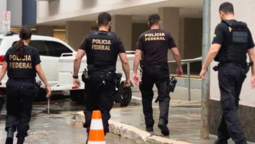 Imagem 1 -  Um ano após ataques do 8 de janeiro, PF cumpre mandados contra suspeitos de financiar ações. Conforme apuração da TV Globo, ao todo, estão sendo cumpridas 47 ordens judiciais: 46 mandados de busca e apreensão e um mandado de prisão preventiva. Os nomes dos alvos não foram divulgados até a última atualização desta reportagem. As ações são cumpridas no Distrito Federal e em 11 estados.