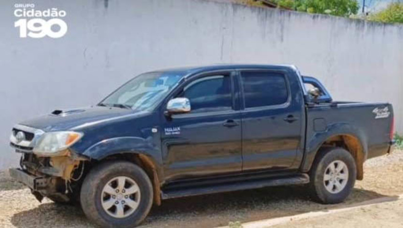 Imagem 1 -  Polícia procura suspeito de golpear a ex-esposa com chave de roda e depois atropelá-la. A tentativa de feminicídio aconteceu na sexta-feira (5), no município de Encanto, no Alto Oeste do Rio Grande do Norte. A justiça já emitiu um mandado de prisão preventiva em desfavor de Francisco Augusto de Lima, conhecido por “Maninho”. De acordo com a polícia civil, ele tentou matar a ex-esposa desferindo golpes com uma chave de roda contra a cabeça dela. Não satisfeito, o homem atropelou a vítima por, pelo menos, três vezes, utilizando um veículo Hilux. Em seguida, ele fugiu e é considerado foragido. Quem souber qualquer informação que possa ajudar a localizá-lo, pode entrar em contato com a polícia civil pelo 181.