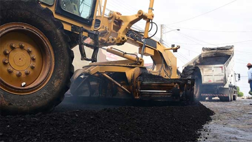 Imagem 1 - As equipes de trabalho irão atuar de acordo com cronograma elaborado pela Secretaria Municipal de Infraestrutura (SEINFRA), conforme informou o engenheiro Josenildo Gomes, diretor-executivo de Obras. “Informamos à população que a Prefeitura irá retomar o capeamento da avenida Rio Branco que foi dividido em três trechos. Iniciando a partir dessa quarta-feira dia (10). As ruas serão bloqueadas das 7h as 17h, uma faixa de cada vez, e liberadas assim que o serviço for concluído”, informou. Imagem 1 - As equipes de trabalho irão atuar de acordo com cronograma elaborado pela Secretaria Municipal de Infraestrutura (SEINFRA), conforme informou o engenheiro Josenildo Gomes, diretor-executivo de Obras. “Informamos à população que a Prefeitura irá retomar o capeamento da avenida Rio Branco que foi dividido em três trechos. Iniciando a partir dessa quarta-feira dia (10). As ruas serão bloqueadas das 7h as 17h, uma faixa de cada vez, e liberadas assim que o serviço for concluído”, informou.