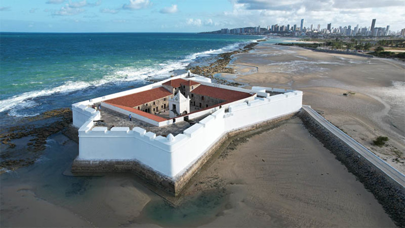 Imagem 1 - Visitantes passarão a pagar uma taxa de acesso ao Forte dos Reis Magos. A cobrança de ingresso foi confirmada pela Secretária Extraordinária da Cultura e pela Fundação José Augusto e passará a valer a partir do dia 16 de janeiro. Receita dos ingressos, no valor de R$ 5,00 (inteira) e R$ 2,50 (meia), será destinada para auto sustentabilidade, aquisição de insumos, manutenção e oferta de serviços à fortificação. Crianças até sete anos de idade e idosos a partir dos 60 anos de idade estarão isentos da cobrança. Imagem 1 - Visitantes passarão a pagar uma taxa de acesso ao Forte dos Reis Magos. A cobrança de ingresso foi confirmada pela Secretária Extraordinária da Cultura e pela Fundação José Augusto e passará a valer a partir do dia 16 de janeiro. Receita dos ingressos, no valor de R$ 5,00 (inteira) e R$ 2,50 (meia), será destinada para auto sustentabilidade, aquisição de insumos, manutenção e oferta de serviços à fortificação. Crianças até sete anos de idade e idosos a partir dos 60 anos de idade estarão isentos da cobrança.