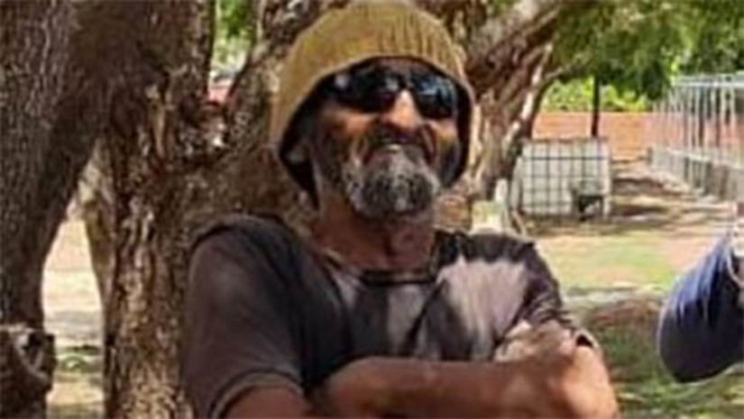 Imagem 1 - Homem é morto pela esposa, uma idosa de 75 anos, com golpes de enxada na cabeça, em Serra do Mel. O crime aconteceu nesta quinta-feira (11), na Vila Rio de Janeiro. A polícia militar foi acionada por volta das 14h. A vítima, identificada como Everaldo Dantas da Silva, de 75 anos, chegou a ser socorrida para o hospital da cidade e, em seguida, transferida para o HRTM, em Mossoró, mas não resistiu aos ferimentos. A mulher fugiu após o crime. A reportagem do MH foi informada que o casal já tinha histórico de violência e que a PM já havia atendido outras ocorrências envolvendo brigas entre os dois. Também há informações de que Everaldo costumava agredir a esposa quando estava bêbado. Imagem 1 - Homem é morto pela esposa, uma idosa de 75 anos, com golpes de enxada na cabeça, em Serra do Mel. O crime aconteceu nesta quinta-feira (11), na Vila Rio de Janeiro. A polícia militar foi acionada por volta das 14h. A vítima, identificada como Everaldo Dantas da Silva, de 75 anos, chegou a ser socorrida para o hospital da cidade e, em seguida, transferida para o HRTM, em Mossoró, mas não resistiu aos ferimentos. A mulher fugiu após o crime. A reportagem do MH foi informada que o casal já tinha histórico de violência e que a PM já havia atendido outras ocorrências envolvendo brigas entre os dois. Também há informações de que Everaldo costumava agredir a esposa quando estava bêbado.