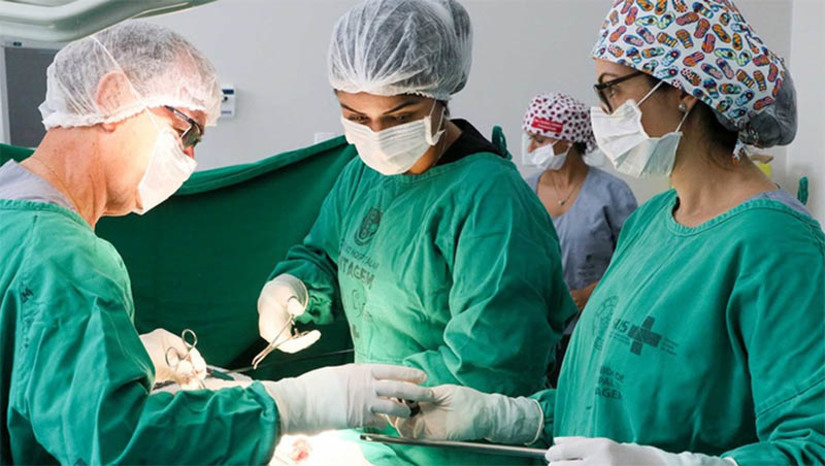 Imagem 1 -  Ministério da Saúde disponibilizou R$ 20 milhões para cirurgias eletivas no RN em 2024. A verba é destinada a dar continuidade ao Programa Nacional de Redução das Filas de Cirurgias Eletivas, Exames Complementares e Consultas Especializadas (PNRF). Entre março e outubro de 2023, o estado realizou 4.450 procedimentos por meio do programa. Para além do PNRF, o RN também apresentou expansão de 14% no total de cirurgias eletivas realizadas entre março e outubro de 2023, na comparação com o mesmo período de 2022.