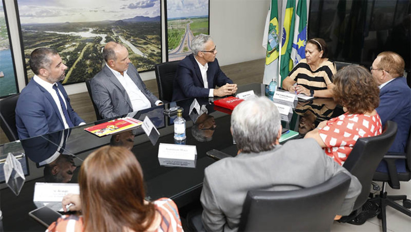 Imagem 1 - Solar Coca-Cola vai investir R$ 80 milhões nos próximos 5 anos no RN. A governadora Fátima Bezerra recebeu representantes do grupo, nesta quinta-feira (11), para discutir os investimentos e as ações de sustentabilidade da empresa no estado. Somente em 2024, o valor previsto será de R$ 18 milhões. Com 700 empregos diretos na fábrica localizada no Distrito Industrial de Macaíba, na Região Metropolitana de Natal, a companhia deve contratar 100 novos trabalhadores ainda este ano. Imagem 1 - Solar Coca-Cola vai investir R$ 80 milhões nos próximos 5 anos no RN. A governadora Fátima Bezerra recebeu representantes do grupo, nesta quinta-feira (11), para discutir os investimentos e as ações de sustentabilidade da empresa no estado. Somente em 2024, o valor previsto será de R$ 18 milhões. Com 700 empregos diretos na fábrica localizada no Distrito Industrial de Macaíba, na Região Metropolitana de Natal, a companhia deve contratar 100 novos trabalhadores ainda este ano.