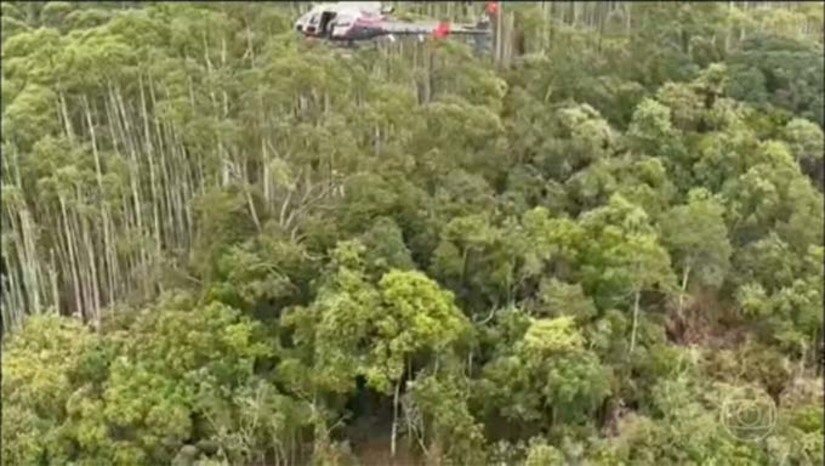 Imagem 1 - O helicóptero foi localizado pela PM às 9h15. Em seguida, um grupo que fazia as buscas precisou descer de rapel até o local do acidente. As quatro vítimas da queda da aeronave eram uma mãe e sua filha, de 45 e 20 anos, um amigo delas, de 41, e o piloto, de 44. A aeronave saiu da cidade de São Paulo e tinha como destino Ilhabela, no Litoral Norte do estado. Imagem 1 - O helicóptero foi localizado pela PM às 9h15. Em seguida, um grupo que fazia as buscas precisou descer de rapel até o local do acidente. As quatro vítimas da queda da aeronave eram uma mãe e sua filha, de 45 e 20 anos, um amigo delas, de 41, e o piloto, de 44. A aeronave saiu da cidade de São Paulo e tinha como destino Ilhabela, no Litoral Norte do estado.