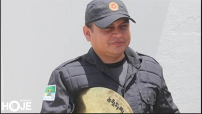 Imagem 1 - TJRN mantém decisão que condenou os envolvidos no homicídio do PM Ildônio. O crime aconteceu em agosto de 2018, quando o PM, juntamente com outros estudantes, se deslocava de Caraúbas para assistir aula na cidade de Mossoró. Os cinco réus foram condenados a mais de 45 anos de prisão, em outubro de 2022, pelos crimes de latrocínio, roubo majorado e participação em organização criminosa. A Câmara Criminal manteve, em segunda instância, a decisão em parte. No entanto, o órgão julgador atendeu ao argumento de menoridade relativa e reduziu a dosimetria para dois acusados, que ficou em pouco mais de 37 anos de reclusão. Imagem 1 - TJRN mantém decisão que condenou os envolvidos no homicídio do PM Ildônio. O crime aconteceu em agosto de 2018, quando o PM, juntamente com outros estudantes, se deslocava de Caraúbas para assistir aula na cidade de Mossoró. Os cinco réus foram condenados a mais de 45 anos de prisão, em outubro de 2022, pelos crimes de latrocínio, roubo majorado e participação em organização criminosa. A Câmara Criminal manteve, em segunda instância, a decisão em parte. No entanto, o órgão julgador atendeu ao argumento de menoridade relativa e reduziu a dosimetria para dois acusados, que ficou em pouco mais de 37 anos de reclusão.