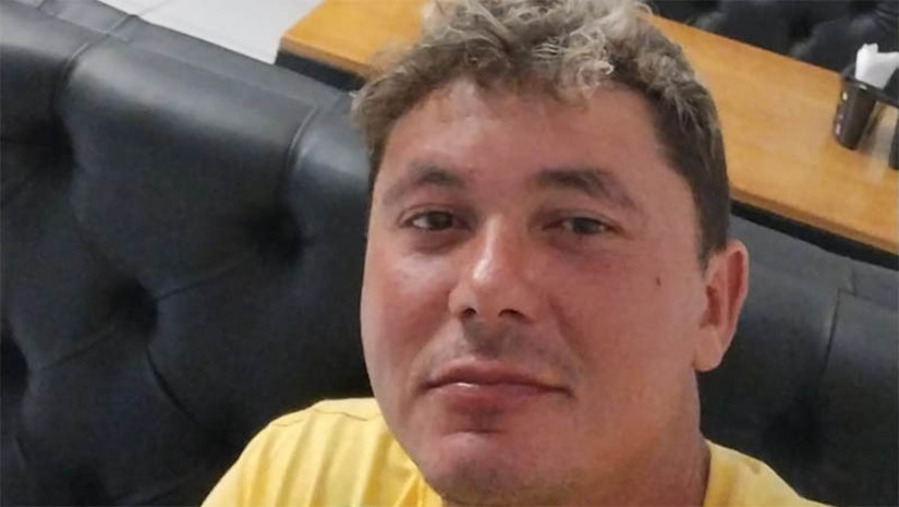 Imagem 1 - Colisão entre duas motocicletas deixa uma pessoa morta e outra ferida em Baraúna. O caso aconteceu no final da noite deste domingo (14), na Avenida principal da cidade. A vítima fatal foi identificada como José Adriano da Silva, de 35 anos. De acordo com informações do Subtenente Almeida, comandante da guarnição de Baraúna, os policiais que atenderam a ocorrência foram informados por populares que a vítima havia ingerido bebida alcoólica e transitava em uma motocicleta, na contramão, quando colidiu em outra. O segundo condutor envolvido, um homem de 42 anos, foi socorrido para o HRTM, em uma ambulância do Samu. O estado de saúde dele é desconhecido. Imagem 1 - Colisão entre duas motocicletas deixa uma pessoa morta e outra ferida em Baraúna. O caso aconteceu no final da noite deste domingo (14), na Avenida principal da cidade. A vítima fatal foi identificada como José Adriano da Silva, de 35 anos. De acordo com informações do Subtenente Almeida, comandante da guarnição de Baraúna, os policiais que atenderam a ocorrência foram informados por populares que a vítima havia ingerido bebida alcoólica e transitava em uma motocicleta, na contramão, quando colidiu em outra. O segundo condutor envolvido, um homem de 42 anos, foi socorrido para o HRTM, em uma ambulância do Samu. O estado de saúde dele é desconhecido.