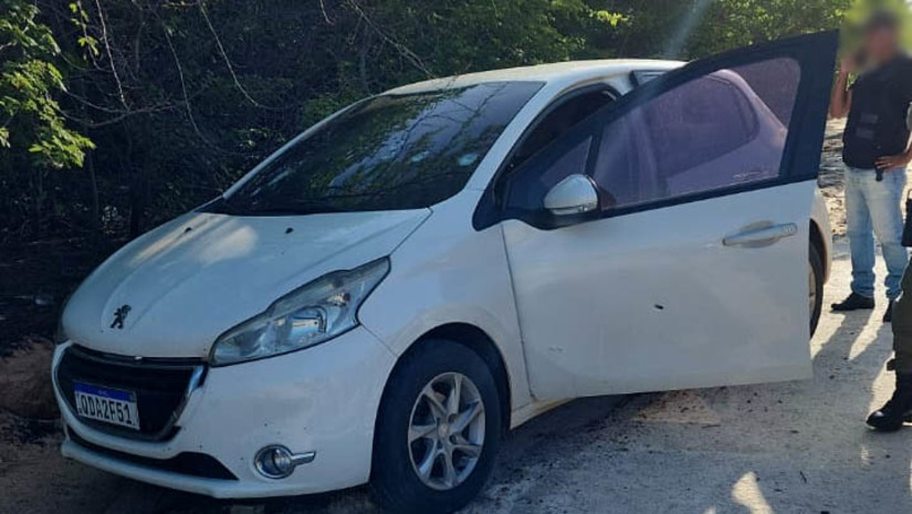 Imagem 1 - Sargento da PM é baleado de raspão durante confronto com bandidos em Areia Branca. O caso aconteceu na manhã desta segunda-feira (15). O policial, que não teve o nome divulgado, foi alvejado de raspão, na região do nariz. De acordo com o comandante do 12º Batalhão da PM, Tenente-Coronel Andrelino, o grupo havia acabado de praticar um arrastão na praia de São Cristóvão e estava em fuga. Ao avistarem o Sargento, que caminhava próximo a uma indústria salineira, na região do Sítio Freire, começaram a atirar. O MH foi informado que o policial está bem, que uma guarnição já conseguiu recuperar o veículo roubado no arrastão e que estão fazendo diligências à procura dos suspeitos. Imagem 1 - Sargento da PM é baleado de raspão durante confronto com bandidos em Areia Branca. O caso aconteceu na manhã desta segunda-feira (15). O policial, que não teve o nome divulgado, foi alvejado de raspão, na região do nariz. De acordo com o comandante do 12º Batalhão da PM, Tenente-Coronel Andrelino, o grupo havia acabado de praticar um arrastão na praia de São Cristóvão e estava em fuga. Ao avistarem o Sargento, que caminhava próximo a uma indústria salineira, na região do Sítio Freire, começaram a atirar. O MH foi informado que o policial está bem, que uma guarnição já conseguiu recuperar o veículo roubado no arrastão e que estão fazendo diligências à procura dos suspeitos.