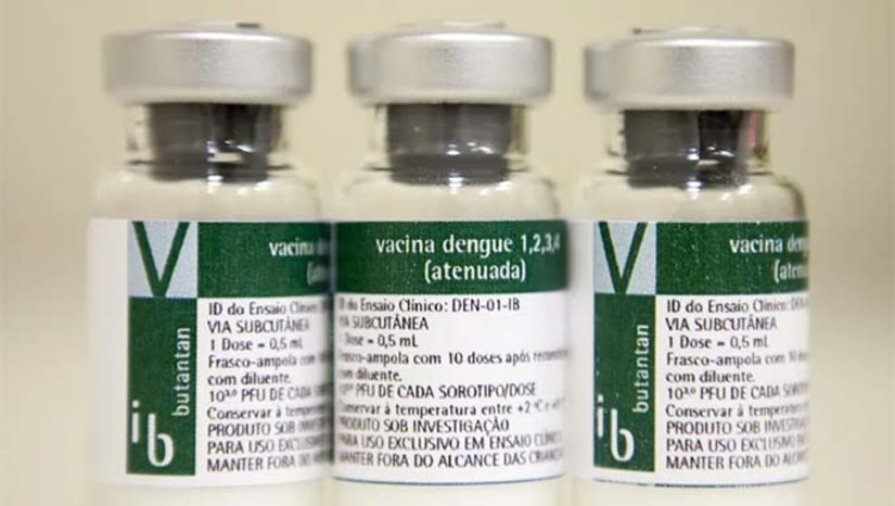 Imagem 1 - O país irá adquirir 5,2 milhões de doses da Qdenga, fabricada pelo laboratório japonês Takeda, além de receber doações. O quantitativo irá possibilitar vacinação de até 3 milhões de pessoas, já que o esquema vacinal prevê duas doses. A faixa etária é preconizada pela Organização Mundial da Saúde (OMS) e recomendada pela Câmara Técnica de Assessoramento em Imunização, composta por especialistas na área. Em Mossoró, a secretaria municipal de saúde aguarda a nota técnica por parte do Ministério da Saúde para dar início a logística de vacinação. Imagem 1 - O país irá adquirir 5,2 milhões de doses da Qdenga, fabricada pelo laboratório japonês Takeda, além de receber doações. O quantitativo irá possibilitar vacinação de até 3 milhões de pessoas, já que o esquema vacinal prevê duas doses. A faixa etária é preconizada pela Organização Mundial da Saúde (OMS) e recomendada pela Câmara Técnica de Assessoramento em Imunização, composta por especialistas na área. Em Mossoró, a secretaria municipal de saúde aguarda a nota técnica por parte do Ministério da Saúde para dar início a logística de vacinação.