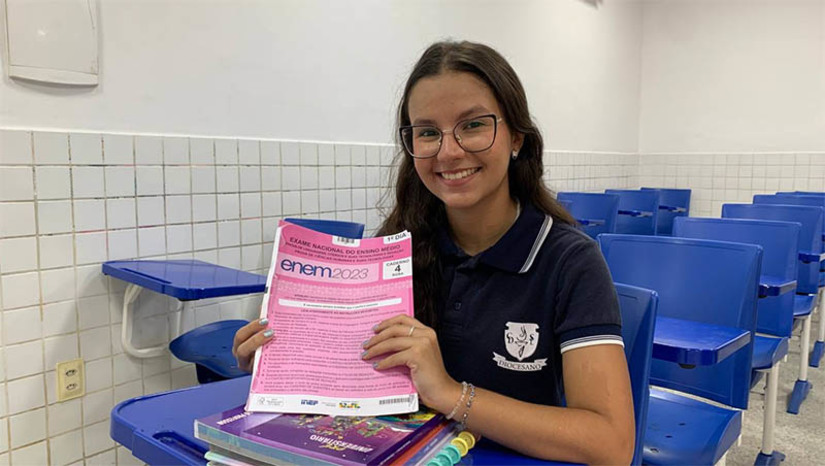 Imagem 1 - “Ficar tranquila e não se cobrar tanto”, diz mossoroense nota mil na redação do Enem 2023. Letícia Vicente, de apenas 17 anos, contou à reportagem do MOSSORÓ HOJE como foi a preparação para chegar a esse resultado. A menina diz que fazia uma redação por semana, às vezes até duas. Explica que teve um apoio muito forte de um projeto que a escola ofereceu, bem como estudou pelo cursinho do professor de redação, Lucas Vinícius. Imagem 1 - “Ficar tranquila e não se cobrar tanto”, diz mossoroense nota mil na redação do Enem 2023. Letícia Vicente, de apenas 17 anos, contou à reportagem do MOSSORÓ HOJE como foi a preparação para chegar a esse resultado. A menina diz que fazia uma redação por semana, às vezes até duas. Explica que teve um apoio muito forte de um projeto que a escola ofereceu, bem como estudou pelo cursinho do professor de redação, Lucas Vinícius.