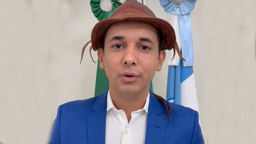 Imagem 1 - O prefeito Allyson Bezerra, ao anunciar o certame para a Educação, observou que serão abertas também 560 vagas para cadastro de reserva e que já fazia mais de dez anos que não acontecia concurso público para a Secretaria de Educação. A remuneração inicial varia de R$ 1.527,88 a R$ 5.338,87. O Edital já pode ser consultado no Diário Oficial do Município. Imagem 1 - O prefeito Allyson Bezerra, ao anunciar o certame para a Educação, observou que serão abertas também 560 vagas para cadastro de reserva e que já fazia mais de dez anos que não acontecia concurso público para a Secretaria de Educação. A remuneração inicial varia de R$ 1.527,88 a R$ 5.338,87. O Edital já pode ser consultado no Diário Oficial do Município.