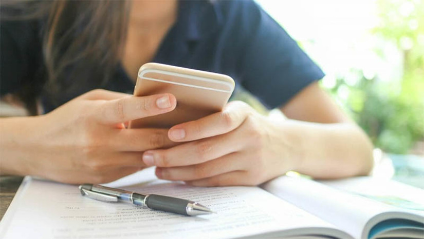 Imagem 1 - ALRN promulga lei que proíbe uso de smartphones em salas de aula. A lei, de autoria do deputado estadual Hermano Morais (PV), foi publicada nesta quarta-feira (17), Diário Oficial Eletrônico Assembleia Legislativa. O texto promulgado veda o uso de smartphones durante o horário de aulas nos estabelecimentos de educação de ensino fundamental e médio no Estado do Rio Grande do Norte. Imagem 1 - ALRN promulga lei que proíbe uso de smartphones em salas de aula. A lei, de autoria do deputado estadual Hermano Morais (PV), foi publicada nesta quarta-feira (17), Diário Oficial Eletrônico Assembleia Legislativa. O texto promulgado veda o uso de smartphones durante o horário de aulas nos estabelecimentos de educação de ensino fundamental e médio no Estado do Rio Grande do Norte.