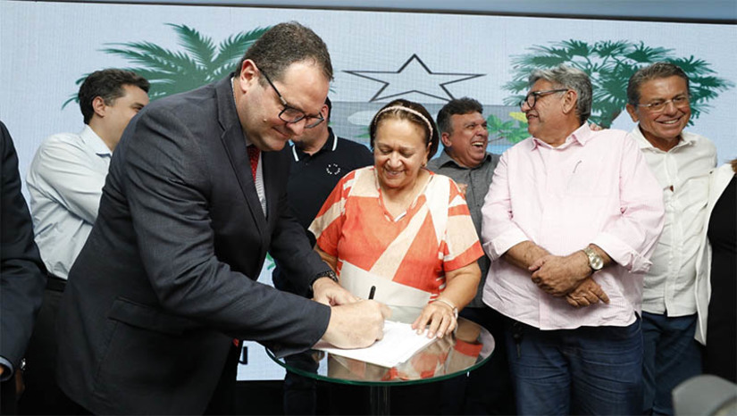 Imagem 1 -  RN espera atrair R$ 3,2 bilhões para investir no setor de saneamento. Nesta quarta (17) o estado assinou contrato com o Banco Nacional de Desenvolvimento Econômico e Social (BNDES) para estudos e modelagem para uma Parceria Público-Privada (PPP) voltada para o saneamento básico em municípios potiguares. O contra é um passo significativo para o Rio Grande do Norte na busca pela universalização dos serviços de água e esgoto até 2033. 