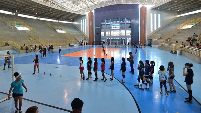 Imagem 1 - Serão disponibilizadas aulas de futsal, vôlei, handebol, basquete, karatê-do tradicional e jiu jítsu para crianças e adolescentes de ambos os gêneros. O projeto tem como principal objetivo a iniciação esportiva em caráter social, prioritariamente para estudantes de escolas públicas. As inscrições podem ser realizadas na Secretaria de Esporte e Juventude, localizada no Ginásio Pedro Ciarlini, das 8h às 12h e das 13h às 17h. Para se inscrever, é necessário apresentar documentação original (CPF) e uma foto 3x4. A previsão do início das aulas é dia 26 de fevereiro. Imagem 1 - Serão disponibilizadas aulas de futsal, vôlei, handebol, basquete, karatê-do tradicional e jiu jítsu para crianças e adolescentes de ambos os gêneros. O projeto tem como principal objetivo a iniciação esportiva em caráter social, prioritariamente para estudantes de escolas públicas. As inscrições podem ser realizadas na Secretaria de Esporte e Juventude, localizada no Ginásio Pedro Ciarlini, das 8h às 12h e das 13h às 17h. Para se inscrever, é necessário apresentar documentação original (CPF) e uma foto 3x4. A previsão do início das aulas é dia 26 de fevereiro.