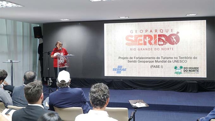 Imagem 1 - O projeto de 20 quilômetros — conectando os municípios de São Tomé e Cerro Corá — prevê o impulsionamento do turismo e melhoria no acesso ao Geoparque Seridó. Segundo a governadora, o projeto tem importância estratégica econômica, pois vai facilitar o escoamento da produção registrada no Seridó potiguar, assim como fomentar o turismo e possibilitar a expansão da produção de energia a partir de matriz eólica. Imagem 1 - O projeto de 20 quilômetros — conectando os municípios de São Tomé e Cerro Corá — prevê o impulsionamento do turismo e melhoria no acesso ao Geoparque Seridó. Segundo a governadora, o projeto tem importância estratégica econômica, pois vai facilitar o escoamento da produção registrada no Seridó potiguar, assim como fomentar o turismo e possibilitar a expansão da produção de energia a partir de matriz eólica.