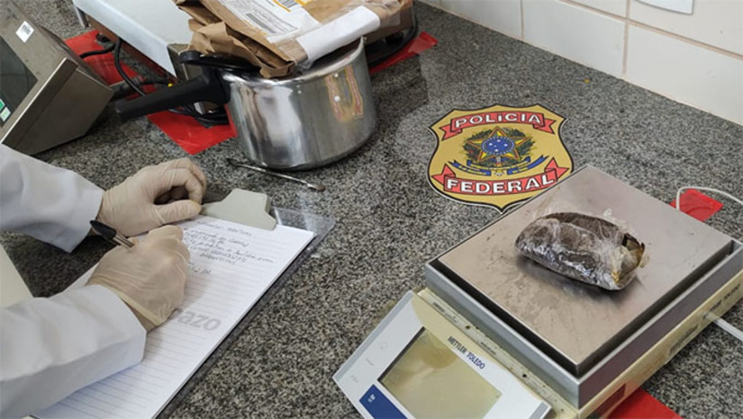 Imagem 1 - As encomendas contendo o material ilícito foram postadas, respectivamente, nas cidades de Curitiba/PR para Mossoró/RN; do Rio de Janeiro/RJ para Natal e de Natal para Florianópolis/SC, essa última, camuflada no interior de uma panela de pressão, numa frustrada tentativa de não ser detectada pelos cães. Somando as três porções, a droga pesou ao todo aproximadamente 260 gramas. Imagem 1 - As encomendas contendo o material ilícito foram postadas, respectivamente, nas cidades de Curitiba/PR para Mossoró/RN; do Rio de Janeiro/RJ para Natal e de Natal para Florianópolis/SC, essa última, camuflada no interior de uma panela de pressão, numa frustrada tentativa de não ser detectada pelos cães. Somando as três porções, a droga pesou ao todo aproximadamente 260 gramas.