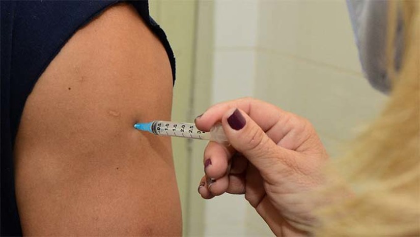 Imagem 1 - O “Dia D” de vacinação, reforça a importância da população se imunizar, mantendo atualizado o cartão de vacinas. As vacinas serão disponibilizadas nos seguintes locais: UBS Maria Soares da Costa, no bairro Alto de São Manoel (8h às 16h); UBS Dr. Chico Costa, no bairro Santo Antônio (8h às 16h); Partage Shopping (10h às 18h). Imagem 1 - O “Dia D” de vacinação, reforça a importância da população se imunizar, mantendo atualizado o cartão de vacinas. As vacinas serão disponibilizadas nos seguintes locais: UBS Maria Soares da Costa, no bairro Alto de São Manoel (8h às 16h); UBS Dr. Chico Costa, no bairro Santo Antônio (8h às 16h); Partage Shopping (10h às 18h).