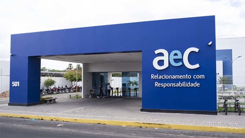 Imagem 1 - Para concorrer a uma vaga, é necessário fazer o cadastro no site da empresa (sou.aec.com.br) e, se selecionado, participar da primeira etapa do recrutamento, que será uma prova on-line. Também é avaliada a capacidade do candidato de se comunicar bem. Não é necessária experiência na função. Além de remuneração compatível com o mercado, há benefícios como plano de saúde e odontológico. A contratação é imediata, e para mais informações os inscritos podem acionar o contato (31) 98201-5746. Imagem 1 - Para concorrer a uma vaga, é necessário fazer o cadastro no site da empresa (sou.aec.com.br) e, se selecionado, participar da primeira etapa do recrutamento, que será uma prova on-line. Também é avaliada a capacidade do candidato de se comunicar bem. Não é necessária experiência na função. Além de remuneração compatível com o mercado, há benefícios como plano de saúde e odontológico. A contratação é imediata, e para mais informações os inscritos podem acionar o contato (31) 98201-5746.