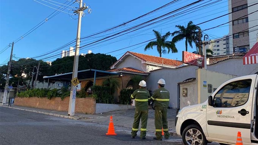 Imagem 1 - Foram vistoriados postes, transformadores e altura dos cabos nas avenidas que se transformam nos principais endereços da folia em Natal, Parnamirim, Caicó, Tibau e Macau. O objetivo principal da inspeção é reforçar a segurança dos foliões e dos moradores do local, além de garantir a qualidade do fornecimento de energia para a festa. Imagem 1 - Foram vistoriados postes, transformadores e altura dos cabos nas avenidas que se transformam nos principais endereços da folia em Natal, Parnamirim, Caicó, Tibau e Macau. O objetivo principal da inspeção é reforçar a segurança dos foliões e dos moradores do local, além de garantir a qualidade do fornecimento de energia para a festa.