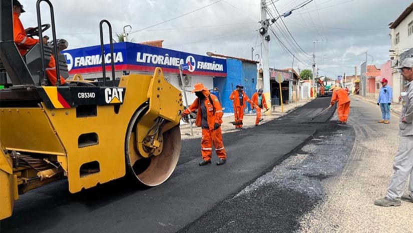 Imagem 1 - Utilizando do asfalto concreto betuminoso usinado a quente (CBUQ), o trabalho vem para proporcionar mais segurança no trânsito, pelas ruas: 22 de Dezembro, Luiz Benedito, José Ferreira de Souza e na rua da Arabaiana. Esta ação se integra ao Programa Avança Tibau (PAT), prometendo melhorar a mobilidade urbana e garantir maior duração das vias, com previsão de conclusão até o Carnaval, conforme anunciado pela Secretária de Obras do município. Imagem 1 - Utilizando do asfalto concreto betuminoso usinado a quente (CBUQ), o trabalho vem para proporcionar mais segurança no trânsito, pelas ruas: 22 de Dezembro, Luiz Benedito, José Ferreira de Souza e na rua da Arabaiana. Esta ação se integra ao Programa Avança Tibau (PAT), prometendo melhorar a mobilidade urbana e garantir maior duração das vias, com previsão de conclusão até o Carnaval, conforme anunciado pela Secretária de Obras do município.