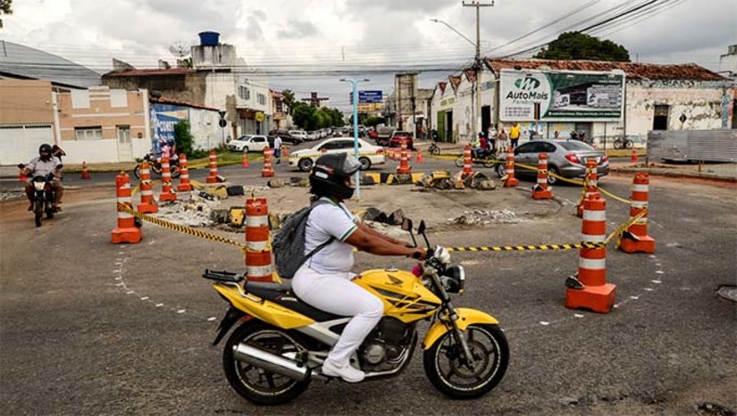 Imagem 1 - A simulação segue até a sexta-feira, 26, e servirá para uma compreensão mais aprofundada do comportamento dos condutores, permitindo entender na prática o real funcionamento do local, levando em consideração vários fatores, como volume de veículos, velocidade, respeito preferencial e o perfil de deslocamento da população. A simulação surge como uma alternativa indispensável para análise e aprimoramento das necessidades da via. Imagem 1 - A simulação segue até a sexta-feira, 26, e servirá para uma compreensão mais aprofundada do comportamento dos condutores, permitindo entender na prática o real funcionamento do local, levando em consideração vários fatores, como volume de veículos, velocidade, respeito preferencial e o perfil de deslocamento da população. A simulação surge como uma alternativa indispensável para análise e aprimoramento das necessidades da via.