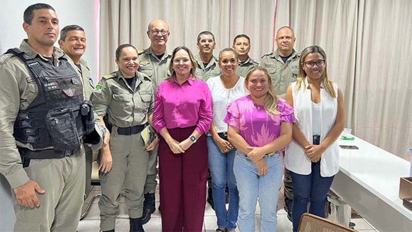 Imagem 1 -  a prefeita Cinthia Sonale se reuniu com o Comandante Geral da Polícia Militar do RN, o Coronel Alarico Azevedo. Na oportunidade, a gestora reafirmou a parceria com o Governo do Estado e a corporação no sentido de garantir a segurança no município durante o período carnavalesco.  “Colocamo-nos à disposição para oferecer todo o suporte logístico e de alimentação para os policiais que atuarão ao longo dos 7 dias de festa na nossa cidade”, declarou a Chefe do Executivo grossense.