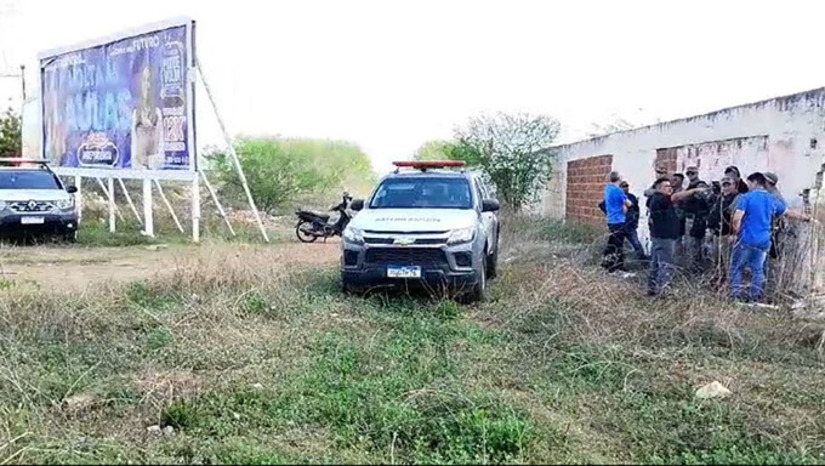 Imagem 1 - Vítima já se encontrava em estado de decomposição e os peritos do ITEP, ao remover o corpo, observaram que haviam pelo menos quatro perfurações na região do tórax compatíveis com tiros. O corpo foi removido para mais exames e identificação oficial no ITEP. O caso será investigado pela Delegacia de Homicídios e Proteção à Pessoa de Mossoró-RN. Imagem 1 - Vítima já se encontrava em estado de decomposição e os peritos do ITEP, ao remover o corpo, observaram que haviam pelo menos quatro perfurações na região do tórax compatíveis com tiros. O corpo foi removido para mais exames e identificação oficial no ITEP. O caso será investigado pela Delegacia de Homicídios e Proteção à Pessoa de Mossoró-RN.