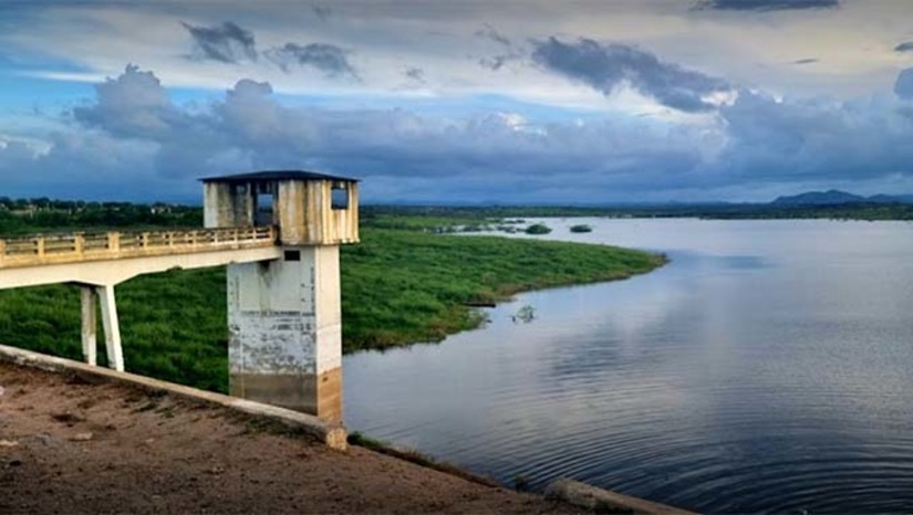 Imagem 1 - O Relatório dos Volumes dos Principais Reservatórios do RN, divulgado nesta quinta-feira (25), pelo Igarn, indica que o total acumulado nas reservas hídricas superficiais é de 50,74% da capacidade total potiguar. A barragem Santa Cruz do Apodi, segundo maior manancial do estado, acumula 349,47 milhões de m³, correspondentes a 58,27% da sua capacidade total, que é de 599,71 milhões de m³. No mesmo período de 2023, o reservatório estava com 225,34 milhões de m³, equivalentes a 37,57% da sua capacidade total. Imagem 1 - O Relatório dos Volumes dos Principais Reservatórios do RN, divulgado nesta quinta-feira (25), pelo Igarn, indica que o total acumulado nas reservas hídricas superficiais é de 50,74% da capacidade total potiguar. A barragem Santa Cruz do Apodi, segundo maior manancial do estado, acumula 349,47 milhões de m³, correspondentes a 58,27% da sua capacidade total, que é de 599,71 milhões de m³. No mesmo período de 2023, o reservatório estava com 225,34 milhões de m³, equivalentes a 37,57% da sua capacidade total.