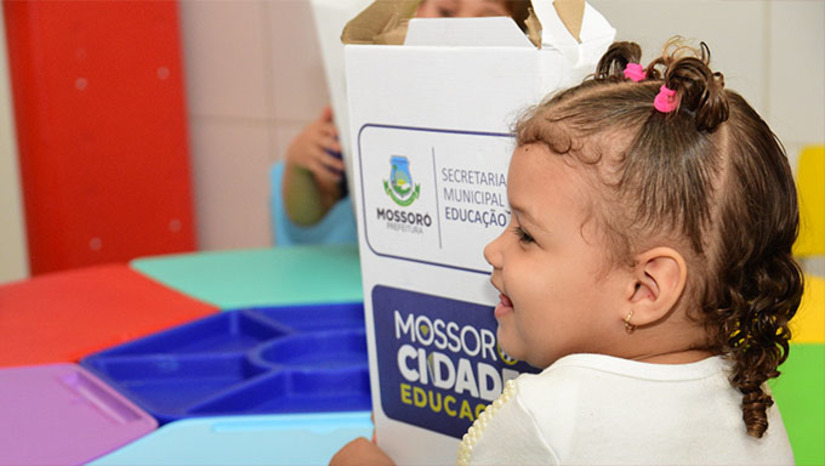 Imagem 1 - A primeira etapa, que segue até o dia 29 deste mês, é destinada à renovação dos alunos que já fazem parte da Rede Municipal, processo que é realizado pela própria unidade ensino, por meio do site “Mossoró Digital”, na seção Educação/SIGEduc. Concluída esta etapa, a seguinte será a de transferência por interesse próprio, entre unidades da Rede Municipal, no período de 31 de janeiro a 2 de fevereiro. Confira como acessar o site e o restante do cronograma de matrículas. A Secretaria de Educação espera mais de 22 mil alunos matriculados em 95 escolas de Mossoró. Imagem 1 - A primeira etapa, que segue até o dia 29 deste mês, é destinada à renovação dos alunos que já fazem parte da Rede Municipal, processo que é realizado pela própria unidade ensino, por meio do site “Mossoró Digital”, na seção Educação/SIGEduc. Concluída esta etapa, a seguinte será a de transferência por interesse próprio, entre unidades da Rede Municipal, no período de 31 de janeiro a 2 de fevereiro. Confira como acessar o site e o restante do cronograma de matrículas. A Secretaria de Educação espera mais de 22 mil alunos matriculados em 95 escolas de Mossoró.