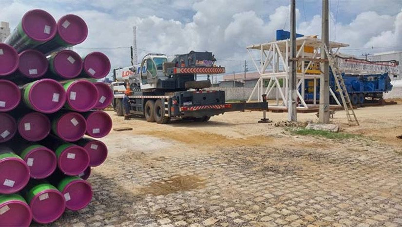 Imagem 1 - Segundo Roberto Sérgio Linhares, após concluir a perfuração de um novo poço ao lado do Poço 6 ¨, que perdeu produtividade no bairro Nova Betânia, a sonda retornará ao Bairro Rincão, para concluir os trabalhos que já começou. Espera que isto ocorra em 45 dias. Nos dois novos poços serão investidos R$ 14, 8 milhões. Com relação ao poço no bairro Aeroporto, Roberto Sérgio disse que já está sendo licitado. O investimento total superam R$ 200 milhões. Imagem 1 - Segundo Roberto Sérgio Linhares, após concluir a perfuração de um novo poço ao lado do Poço 6 ¨, que perdeu produtividade no bairro Nova Betânia, a sonda retornará ao Bairro Rincão, para concluir os trabalhos que já começou. Espera que isto ocorra em 45 dias. Nos dois novos poços serão investidos R$ 14, 8 milhões. Com relação ao poço no bairro Aeroporto, Roberto Sérgio disse que já está sendo licitado. O investimento total superam R$ 200 milhões.