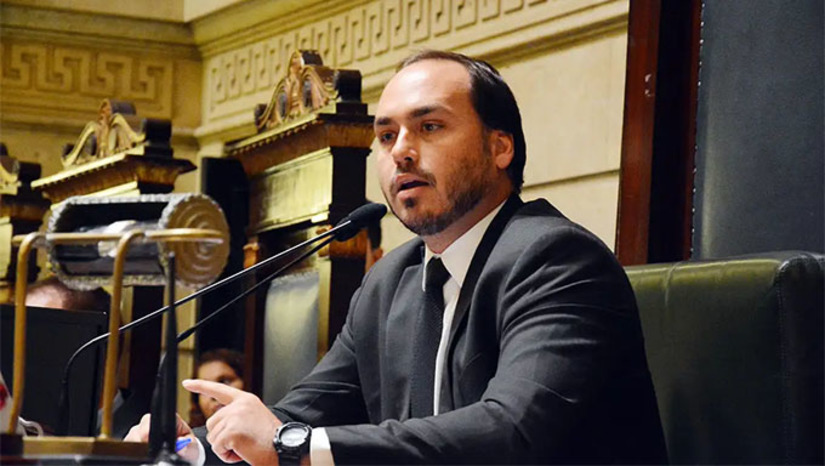 Imagem 1 - Agentes da PF investigam o vereador Carlos Bolsonaro como suspeito de ter criado uma "abin paralela", em Brasília, em parceria com o então delegado federal Alexandre Ramagem, que atualmente ocupa o posto de deputado federal, para espionar ministros do STF, promotores de justiça, governadores, jornalistas, entre outras autoridades, durante a gestão do ex-presidente Jair Messias Bolsonaro. Imagem 1 - Agentes da PF investigam o vereador Carlos Bolsonaro como suspeito de ter criado uma "abin paralela", em Brasília, em parceria com o então delegado federal Alexandre Ramagem, que atualmente ocupa o posto de deputado federal, para espionar ministros do STF, promotores de justiça, governadores, jornalistas, entre outras autoridades, durante a gestão do ex-presidente Jair Messias Bolsonaro.