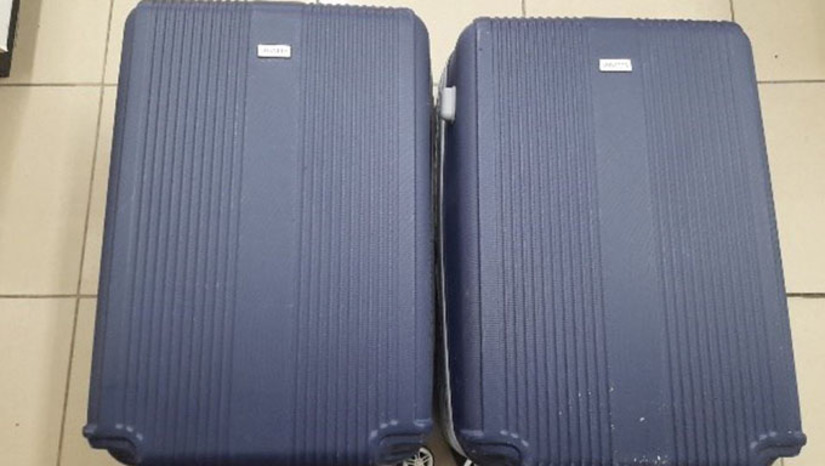 Imagem 1 - O suspeito, que não teve o nome divulgado pela Polícia Federal, que é natural do Rio de Janeiro, contou que foi contratado em São Paulo um nigeriano por R$ 10 mil reais para levar as malas com drogas do Aeroporto Aluízio Alves, em Natal, para Luanda, capital de Angola. Ficou preso à disposição da Justiça. Imagem 1 - O suspeito, que não teve o nome divulgado pela Polícia Federal, que é natural do Rio de Janeiro, contou que foi contratado em São Paulo um nigeriano por R$ 10 mil reais para levar as malas com drogas do Aeroporto Aluízio Alves, em Natal, para Luanda, capital de Angola. Ficou preso à disposição da Justiça.