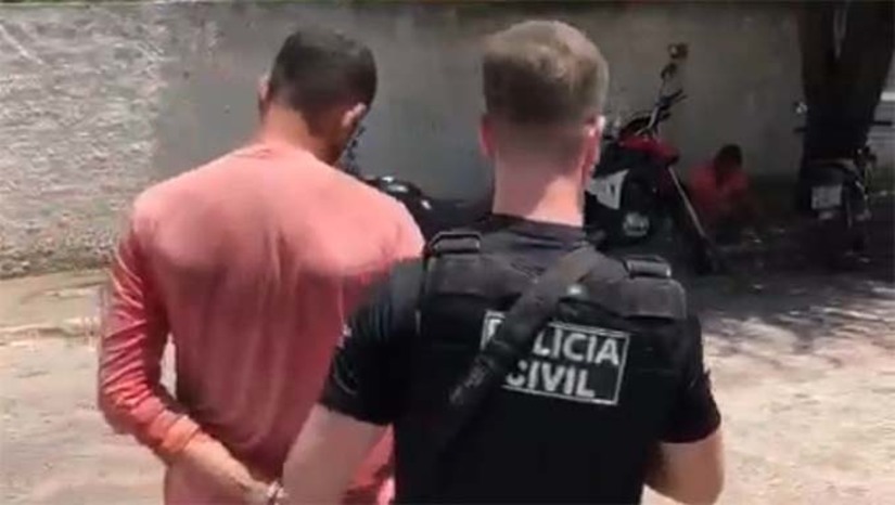 Imagem 1 -   De acordo o delegado de Luiz Gomes, Hércules Freitas, a vítima, ex-companheira do suspeito, havia pedido medida protetiva de urgência. Apesar da medida concedida, o homem passou a descumpri-la de forma insistente, tendo ele ido até a residência da vítima por duas vezes, o que motivou o pedido de prisão. Após o pedido pela prisão preventiva ser atendido pela justiça, ele foi preso, ouvido e encaminhado para o sistema prisional, onde ficará à disposição da justiça.