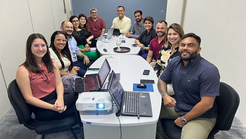 Imagem 1 - O encontro entre técnicos do município e representantes dos clubes Potiguar e Baraúnas teve como finalidade avançar nas discussões acerca das demandas do novo estádio multiúso. Para avançar e chegar à fase da elaboração do projeto é preciso entender as necessidades dos desportistas mossoroenses. Durante o encontro, foram apresentadas algumas sugestões quanto às estruturas essenciais para o novo equipamento esportivo. A ideia é que a nova arena esportiva possa atender, além do futebol, atividades físicas, esportivas, recreativas e de lazer. Imagem 1 - O encontro entre técnicos do município e representantes dos clubes Potiguar e Baraúnas teve como finalidade avançar nas discussões acerca das demandas do novo estádio multiúso. Para avançar e chegar à fase da elaboração do projeto é preciso entender as necessidades dos desportistas mossoroenses. Durante o encontro, foram apresentadas algumas sugestões quanto às estruturas essenciais para o novo equipamento esportivo. A ideia é que a nova arena esportiva possa atender, além do futebol, atividades físicas, esportivas, recreativas e de lazer.