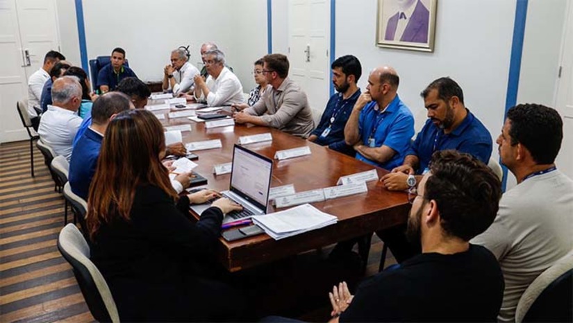 Imagem 1 - O diretor-presidente da Caern, Roberto Sérgio Linhares, e a equipe diretiva da empresa estatal, se reuniram com o prefeito de Mossoró Allyson Bezerra e apresentou ações práticas que estão sendo executadas como a recuperação de poços e a perfuração de novos poços. “No mês de março, no final de março, nós teremos uma realidade diferente de abastecimento em Mossoró, um avanço significativo para isso, com a continuidade da obra da adutora, que será a solução para o médio prazo, para abril, de 2025, quando Mossoró estará no melhor dos mundos em termos de abastecimento”, disse o diretor. Imagem 1 - O diretor-presidente da Caern, Roberto Sérgio Linhares, e a equipe diretiva da empresa estatal, se reuniram com o prefeito de Mossoró Allyson Bezerra e apresentou ações práticas que estão sendo executadas como a recuperação de poços e a perfuração de novos poços. “No mês de março, no final de março, nós teremos uma realidade diferente de abastecimento em Mossoró, um avanço significativo para isso, com a continuidade da obra da adutora, que será a solução para o médio prazo, para abril, de 2025, quando Mossoró estará no melhor dos mundos em termos de abastecimento”, disse o diretor.