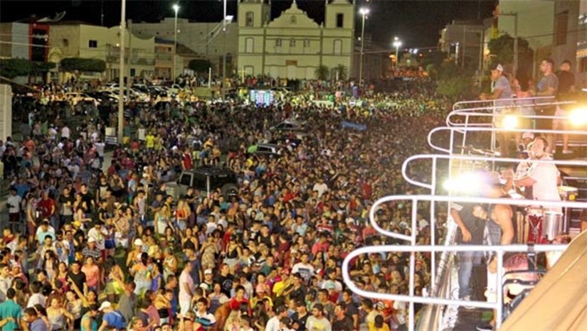 Imagem 1 - Com a chegada do carnaval, diversos segmentos do comércio e do turismo potiguar se preparam para atender a demanda gerada pelo feriado prolongado. De acordo com pesquisas do Instituto Fecomércio RN (IFC), a data deve injetar mais de R$ 501 milhões na economia do Rio Grande do Norte, um aumento notável em relação a 2023, quando a projeção foi de R$ 467 milhões. Imagem 1 - Com a chegada do carnaval, diversos segmentos do comércio e do turismo potiguar se preparam para atender a demanda gerada pelo feriado prolongado. De acordo com pesquisas do Instituto Fecomércio RN (IFC), a data deve injetar mais de R$ 501 milhões na economia do Rio Grande do Norte, um aumento notável em relação a 2023, quando a projeção foi de R$ 467 milhões.