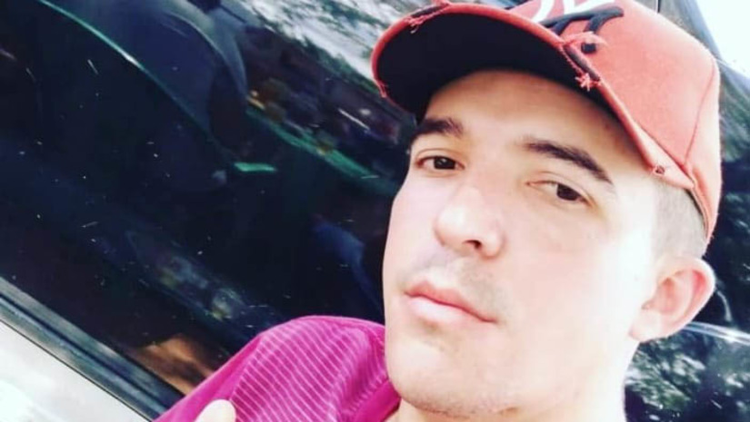 Imagem 1 - O crime aconteceu por volta das 9h30 desta quinta-feira (1º). Antônio Lucas do Nascimento, que era preso de justiça, monitorado por tornozeleira eletrônica, estava trabalhando no manejo de castanha, quando foi surpreendido por, pelo menos, dois atiradores. Mesmo ferido, ele ainda chegou a correr, mas caiu mais a frente. De acordo com o delegado Gabriel Nápoli, que está à frente das investigações, após a vítima cair, os suspeitos foram até ela e efetuaram novos disparos. Imagem 1 - O crime aconteceu por volta das 9h30 desta quinta-feira (1º). Antônio Lucas do Nascimento, que era preso de justiça, monitorado por tornozeleira eletrônica, estava trabalhando no manejo de castanha, quando foi surpreendido por, pelo menos, dois atiradores. Mesmo ferido, ele ainda chegou a correr, mas caiu mais a frente. De acordo com o delegado Gabriel Nápoli, que está à frente das investigações, após a vítima cair, os suspeitos foram até ela e efetuaram novos disparos.