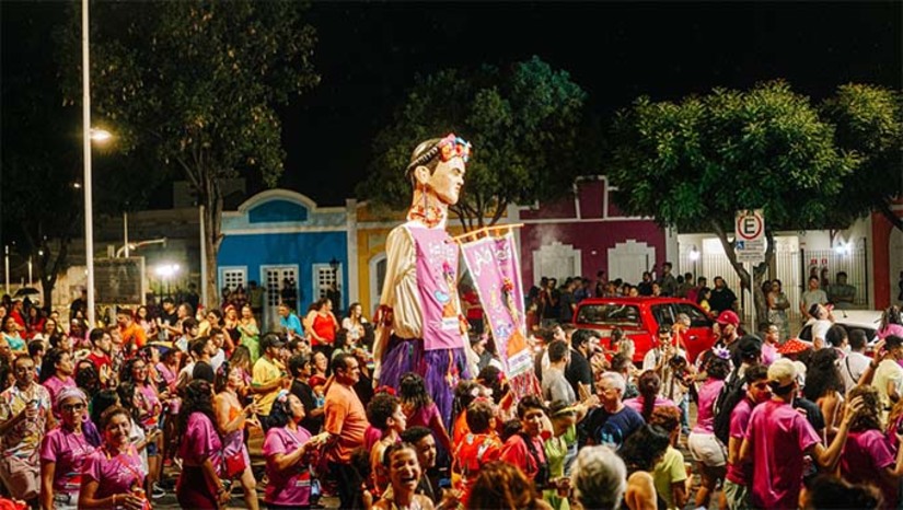Imagem 1 - O bloco Alô Frida promove este ano o primeiro encontro de bonecas e bonecos gigantes do carnaval mossoroense. As bonecas Maria Espaia Brasa do bairro Santo Antônio; Mamãe Dolores da Baixinha; a La Ursa LGBTI+ e também o Sapo da Lagoa do Mato; e até Paulo Freire do Sinte confirmaram presença. O bloco saíra na quinta 08/02 a partir das 19h, no Boteco do China, na praça de convivência, e vai circular com a troça Pode Inté For, Cabocla de Jurema e finalizará com show da cantora Renata Falcão. Imagem 1 - O bloco Alô Frida promove este ano o primeiro encontro de bonecas e bonecos gigantes do carnaval mossoroense. As bonecas Maria Espaia Brasa do bairro Santo Antônio; Mamãe Dolores da Baixinha; a La Ursa LGBTI+ e também o Sapo da Lagoa do Mato; e até Paulo Freire do Sinte confirmaram presença. O bloco saíra na quinta 08/02 a partir das 19h, no Boteco do China, na praça de convivência, e vai circular com a troça Pode Inté For, Cabocla de Jurema e finalizará com show da cantora Renata Falcão.