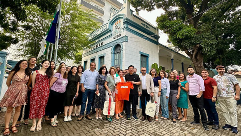 Imagem 1 - Criação do órgão de compartilhamento de conhecimento entre Brasil e China foi definido neste sábado, 3, na Reitoria da UERN, no Centro de Mossoró-RN. A reitora Cicilia Maia tratou da parceria com uma comitiva da Univesidade Agrícola da China, representantes do Governo do Estado e da Assembléia Legislativa do Rio Grande do Norte. Este projeto vem a se somar com instalação em Mossoró de uma montadora de tratores para servir a agricultura familiar. Imagem 1 - Criação do órgão de compartilhamento de conhecimento entre Brasil e China foi definido neste sábado, 3, na Reitoria da UERN, no Centro de Mossoró-RN. A reitora Cicilia Maia tratou da parceria com uma comitiva da Univesidade Agrícola da China, representantes do Governo do Estado e da Assembléia Legislativa do Rio Grande do Norte. Este projeto vem a se somar com instalação em Mossoró de uma montadora de tratores para servir a agricultura familiar.