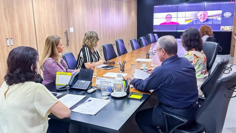 Imagem 1 - Ministério da Saúde, Butantan e Fiocruz debatem produção de vacinas contra a dengue. O encontro entre a ministra Nísia Trindade, o diretor do Instituto Butantan, Esper Kallás, e o presidente da Fiocruz, Mario Moreira, aconteceu no sábado (3). O objetivo do Ministério é unir e coordenar esforços para ampliar o acesso de toda população às vacinas Qdenga, produzida pelo laboratório japonês Takeda, e Butantan-DV, que está em desenvolvimento pelo Instituto Butantan. As duas instituições manifestaram interesse em atuar em conjunto para acelerar a produção de vacinas no Brasil. Imagem 1 - Ministério da Saúde, Butantan e Fiocruz debatem produção de vacinas contra a dengue. O encontro entre a ministra Nísia Trindade, o diretor do Instituto Butantan, Esper Kallás, e o presidente da Fiocruz, Mario Moreira, aconteceu no sábado (3). O objetivo do Ministério é unir e coordenar esforços para ampliar o acesso de toda população às vacinas Qdenga, produzida pelo laboratório japonês Takeda, e Butantan-DV, que está em desenvolvimento pelo Instituto Butantan. As duas instituições manifestaram interesse em atuar em conjunto para acelerar a produção de vacinas no Brasil.