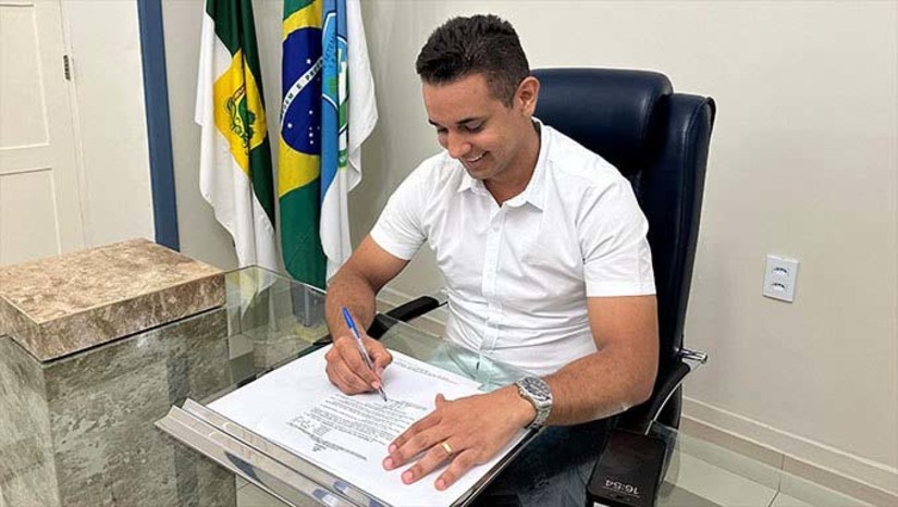 Imagem 1 -   O projeto de Lei Complementar N. 1/2024, enviado nesta segunda- feira (05) pelo prefeito de Mossoró Allyson Bezerra, à Câmara Municipal busca um reajuste salarial para os professores da rede municipal de ensino de mais 3,62%, acumulando um total de 37,29% durante toda a sua gestão. “O nosso objetivo é transformar não apenas os salários, mas também as condições educacionais, elevando o padrão de ensino nas nossas escolas,” disse Allyson.