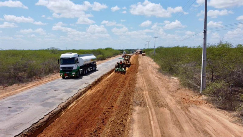 Imagem 1 - RN vai investir R$ 427 milhões para recuperação de estradas. O valor é referente à primeira parcela do empréstimo que o governo do estado foi autorizado a contratar e será destinado ao programa de recuperação de estradas, contemplando os sete distritos rodoviários do RN. O anúncio foi feito pela governadora Fátima Bezerra ao final da leitura da mensagem governamental na abertura do ano legislativo. Imagem 1 - RN vai investir R$ 427 milhões para recuperação de estradas. O valor é referente à primeira parcela do empréstimo que o governo do estado foi autorizado a contratar e será destinado ao programa de recuperação de estradas, contemplando os sete distritos rodoviários do RN. O anúncio foi feito pela governadora Fátima Bezerra ao final da leitura da mensagem governamental na abertura do ano legislativo.