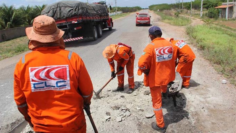 Imagem 1 - O Departamento Estadual de Estradas e Rodagens do Rio Grande do Norte (DEER/RN) iniciou, nesta terça-feira (06), operação tapa-buraco em 18 quilômetros da RN-012. A ação vai da entrada de Grossos à localidade rural de Gangorra, divisa com o município de Tibau. Na manhã desta terça-feira a prefeita de Grossos Cinthia Sonale esteve na rodovia para acompanhar a operação. Segundo ela, trata-se de uma medida emergencial para atender às necessidades neste momento e afirmou que vai continuar cobrando o recapeamento total da RN-012. Imagem 1 - O Departamento Estadual de Estradas e Rodagens do Rio Grande do Norte (DEER/RN) iniciou, nesta terça-feira (06), operação tapa-buraco em 18 quilômetros da RN-012. A ação vai da entrada de Grossos à localidade rural de Gangorra, divisa com o município de Tibau. Na manhã desta terça-feira a prefeita de Grossos Cinthia Sonale esteve na rodovia para acompanhar a operação. Segundo ela, trata-se de uma medida emergencial para atender às necessidades neste momento e afirmou que vai continuar cobrando o recapeamento total da RN-012.