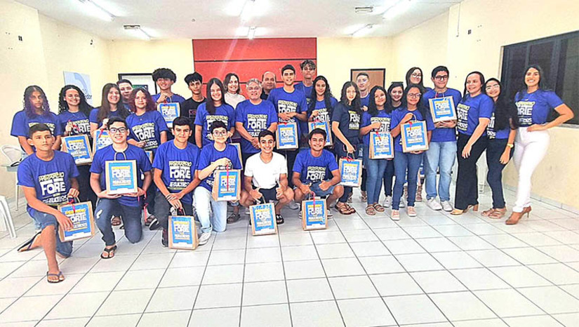 Imagem 1 - Dr. Artur Vale recebe alunos do Cursinho Preparatório para o IFRN aprovados no Exame de Seleção 2024. O encontro aconteceu no Centro Administrativo e contou com a participação da secretaria municipal de Educação, Isabela Rodrigues; da Coordenadora do Cursinho, Lília Mara; dos vereadores Adonias Melo (Presidente da Câmara) e Maristela Cardoso; além de mães e pais dos aprovados. Na oportunidade, Dr. Artur Vale parabenizou os estudantes e todos que contribuem com a realização do Cursinho pelos resultados alcançados. O prefeito também fez a entrega de kits para os alunos. Imagem 1 - Dr. Artur Vale recebe alunos do Cursinho Preparatório para o IFRN aprovados no Exame de Seleção 2024. O encontro aconteceu no Centro Administrativo e contou com a participação da secretaria municipal de Educação, Isabela Rodrigues; da Coordenadora do Cursinho, Lília Mara; dos vereadores Adonias Melo (Presidente da Câmara) e Maristela Cardoso; além de mães e pais dos aprovados. Na oportunidade, Dr. Artur Vale parabenizou os estudantes e todos que contribuem com a realização do Cursinho pelos resultados alcançados. O prefeito também fez a entrega de kits para os alunos.