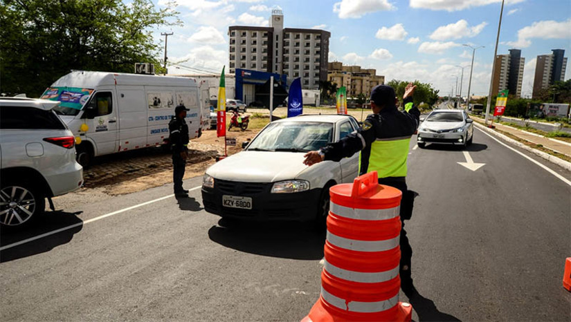 Imagem 1 - PMM promove ação educativa sobre prevenção de acidentes e ISTs no Carnaval. A blitz aconteceu na manhã desta quarta-feira (7). A ação é uma iniciativa do Programa Vida no Trânsito (PVT), que trabalha ao longo de todo o ano atividades educativas. São ações voltadas à prevenção de acidentes no trânsito. Neste período de festividades, o Carnaval, o trabalho desenvolvido pelos agentes é intensificado, aproveitando haver um intenso fluxo nas rodovias. Na ocasião, a Secretaria de Saúde aproveitou para fornecer orientações, visando à prevenção às Infecções Sexualmente Transmissíveis. Imagem 1 - PMM promove ação educativa sobre prevenção de acidentes e ISTs no Carnaval. A blitz aconteceu na manhã desta quarta-feira (7). A ação é uma iniciativa do Programa Vida no Trânsito (PVT), que trabalha ao longo de todo o ano atividades educativas. São ações voltadas à prevenção de acidentes no trânsito. Neste período de festividades, o Carnaval, o trabalho desenvolvido pelos agentes é intensificado, aproveitando haver um intenso fluxo nas rodovias. Na ocasião, a Secretaria de Saúde aproveitou para fornecer orientações, visando à prevenção às Infecções Sexualmente Transmissíveis.