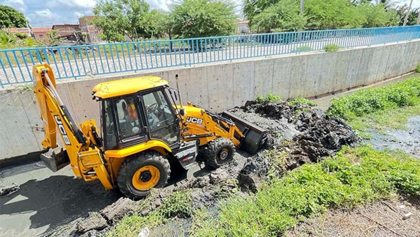 Imagem 1 -  O mutirão consiste na retirada de lixo e entulhos que estejam obstruindo o fluxo da água, bem como na limpeza das margens do canal. Além disso, também são realizadas ações de conscientização junto à comunidade local, visando a preservação do meio ambiente e a manutenção do canal limpo.  A iniciativa da Prefeitura é de extrema importância para garantir a segurança e o bem-estar dos moradores da região, além de contribuir para a preservação do ecossistema. 